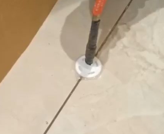 丹徒瓷砖空鼓维修公司专业解答瓷砖在铺贴过程中，如果没有涂抹均匀到位的粘结材料（如水泥砂浆或瓷砖胶），可能会导致以下问题